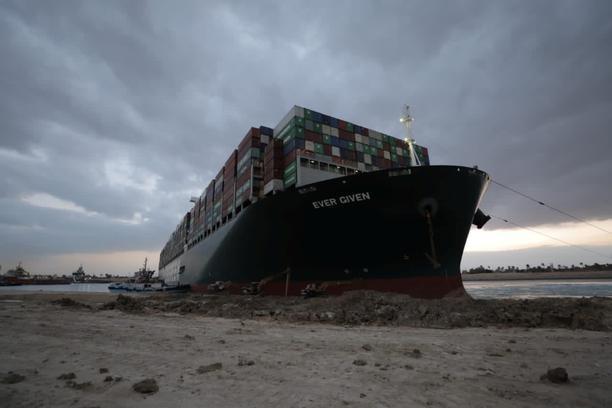 U Sueckom kanalu nasukao se brod: Nadležni ga pokušavaju osloboditi