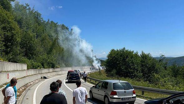 Automobil se zapalio u vožnji - Avaz
