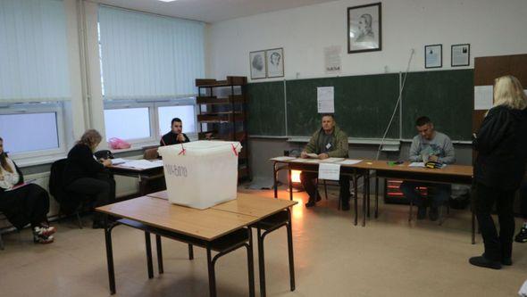 S izbornog mjesta u centru Bratunca  - Avaz