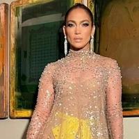Stajling koji izaziva čisto oduševljenje: Dženifer Lopez u prozirnoj haljini i šljokicama