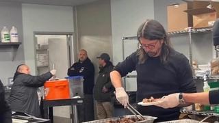 Dejv Grol proveo 16 sati kuhaći hranu za beskućnike