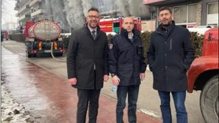 Dok pijaca Heco gori, direktori civilne zaštite i "Rada" se smiju: Brkanić i Salamović poziraju!?