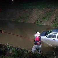 Nesreća kod Prijedora: Automobil završio u rijeci, izvlačili ga vatrogasci