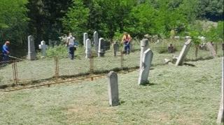 Dobrih ljudi širom BiH ima: Komšije pokosile mezarje, potom i pravoslavno groblje