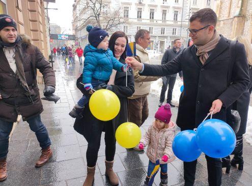 Građanima su dijelili balone, zastavice i čokoladice - Avaz