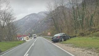 Automobil sletio s ceste kod Topčić Polja: Udario u bankinu 