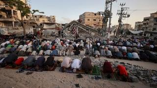 Palestinci klanjali bajram-namaz među ruševinama u Gazi

