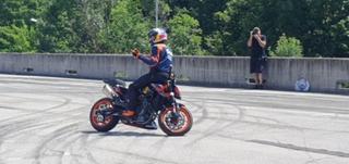 Foto + video / Red Bullov motociklist Aras izvodio akrobacije na garaži "Avaz Twist Towera"
