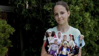 Svjetski mediji o Barbiki iz BiH: Djevojčica dizajnira i šije narodnu nošnju za lutke