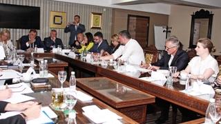 Objavljene fotografije sa sastanka u Konjicu, kakvim papirima maše Dodik?!
