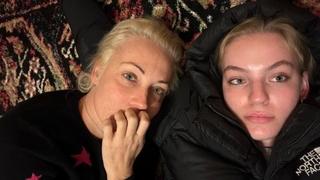 Supruga preminulog Navaljnog u zagrljaju kćerke: "Možemo da se nosimo sa svime"