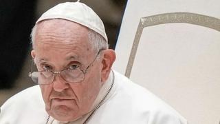 Vatikan objavio da je zdravstveno stanje pape Franje nakon bolesti "dobro i stabilno"