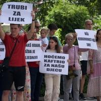 Održani protesti ispred zgrade Ministarstva zdravstva FBiH: "Hoćemo Kaftrio za našu djecu"