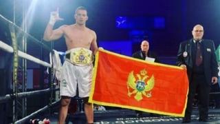 Viktor Mihailović postao prvak svijeta, titulu proslavio sa crnogorskom zastavom