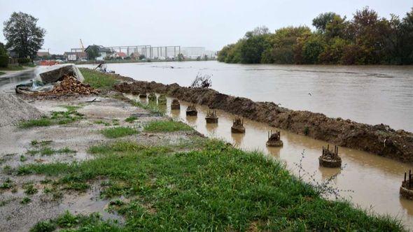U Gračacu poplavljeno najmanje 59 kuća - Avaz