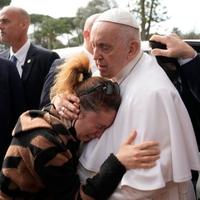 Papa Franjo izašao iz bolnice, uplakani ljudi ga grlili, on poručio: "Još sam živ"
