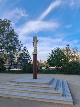 Park ispred Katedrale Notre-Dame - Avaz