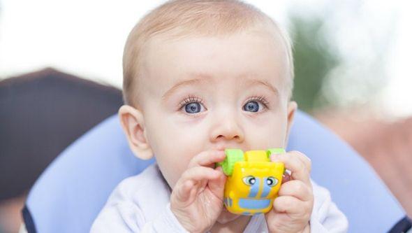 Ove stvari bebe najčešće stavljaju u usta: Kako spriječiti povrede i nezgode