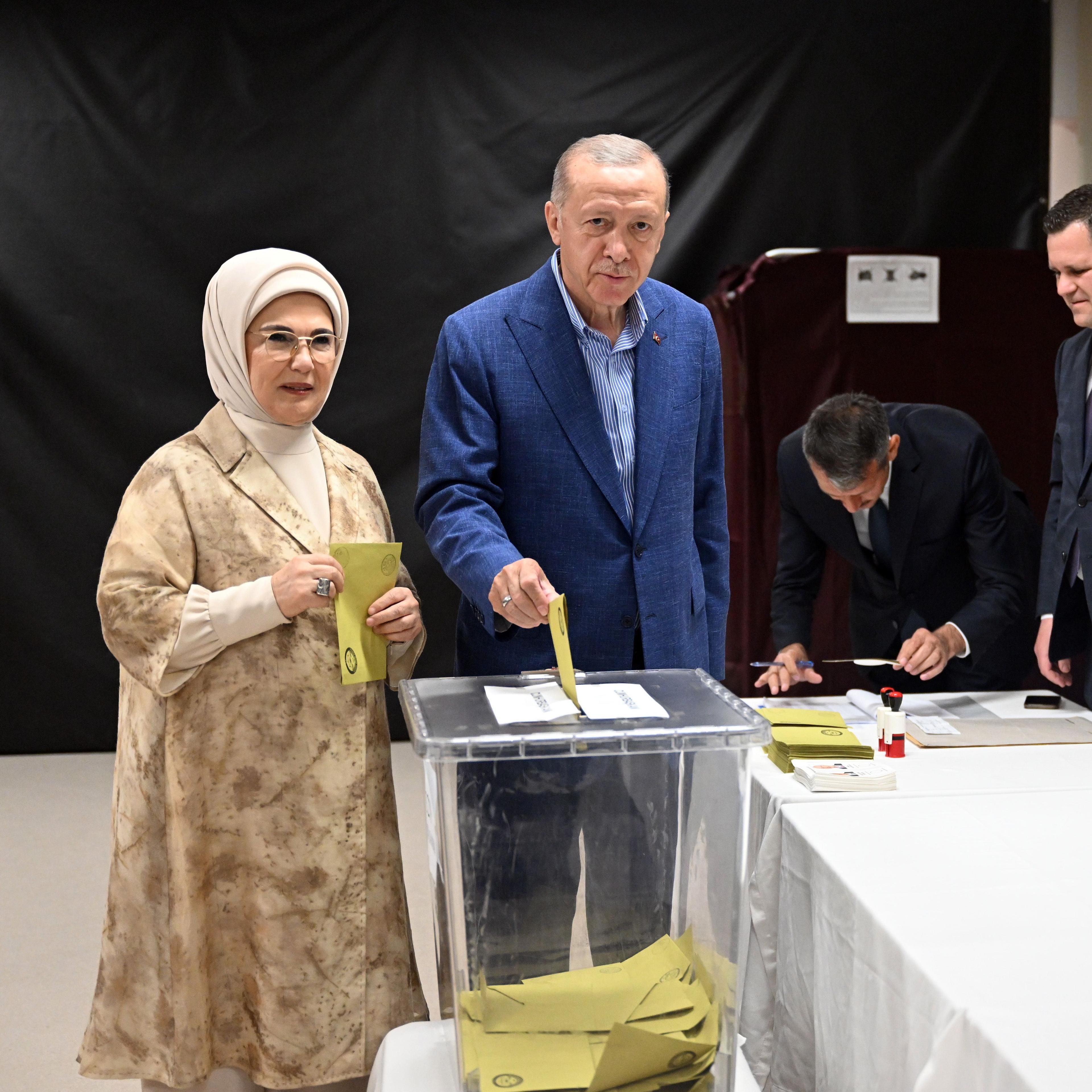 Izbori u Turskoj: Erdoan u pratnji supruge Emine glasao u Istanbulu