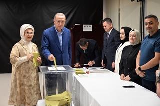 Izbori u Turskoj: Erdoan u pratnji supruge Emine glasao u Istanbulu