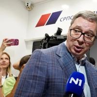 Vučić stigao u izborni štab SNS, obratio se novinarki N1: Ne nervirajte se, slijede vam radosne vijesti