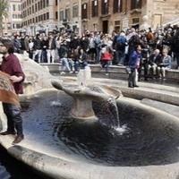 Aktivisti prosuli crnu tečnost u znamenitu fontanu u Rimu