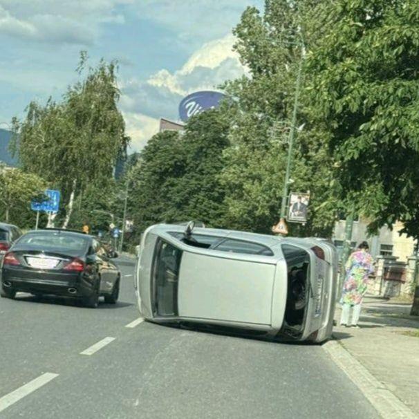 Krš i lom u Sarajevu: Automobil se prevrnuo na Pofalićima