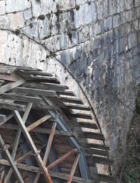 Metalna konstrukcija pridržava most - Avaz