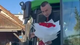 Video / Maturant iz Brčkog privukao pažnju: Traktorom došao na maturu