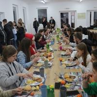 "Avaz" na iftaru s učenicima u Potočarima: Posebna ramazanska draž u internatu