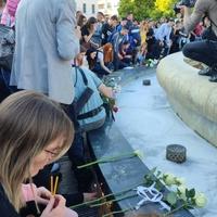 Građani Podgorice odaju počast žrtvama tragedije u Beogradu