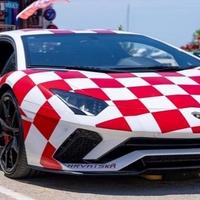 U Novalji osvanuo Lamborghini ukrašen crveno-bijelim kockicama u znaku Hrvatske