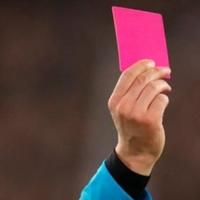 Novitet na fudbalskim terenima: Uvodi se rozi karton, evo za šta služi