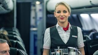 Nisu samo ljubazne: Evo zašto vas stjuardese pozdravljaju pri ukrcavanju u avion
