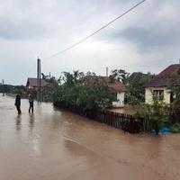 Poplave u Ugljeviku: Zaplavljene kuće, vatrogasci na terenu