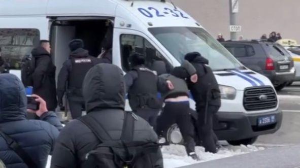 Policija nasilno uklanja ljude - Avaz