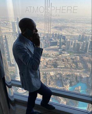Kandido Nsue Okomo razgleda Dubai iz zgrade Burdž Kalifa - Avaz