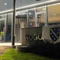 Ispred zgrade Fudbalskog saveza BiH okačena zastava s ljiljanima