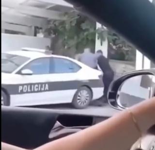 Video / Pogledajte divljanje mladića koji je čekićem lupao po vozilu PS Gradačac