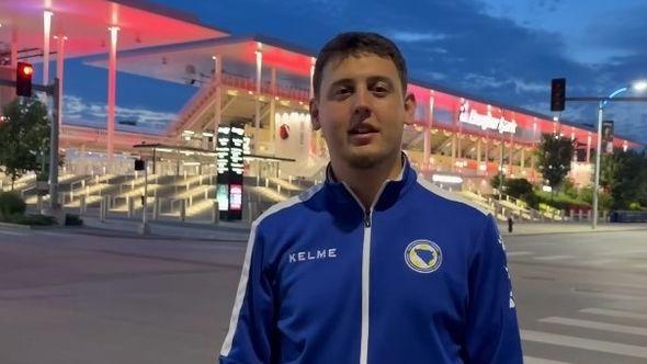 Reporter „Avaza“ ispred Energizer Park - Avaz