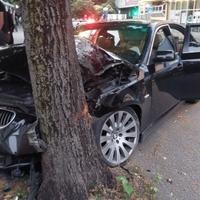 U Mostaru se BMW-om zabio u stablo