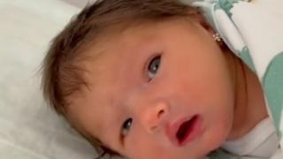 Majka se našla na meti osuda: Tek rođenoj bebi probušila uši 