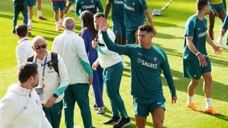 Video / Haos na treningu Portugala: Navijači upali na teren, golman pokazao hrvačko umijeće