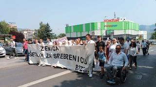 Nekoliko stotina metara duga kolona ljudi u savršenoj tišini u šetnji "Zenica za Srebrenicu"