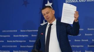 Nešić pokazao dokumente: Nema smetnji za pristup tajnim podacima