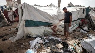 Izrael granatirao šatore raseljenih Palestinaca u Rafahu: Ubijeno najmanje 20 osoba
