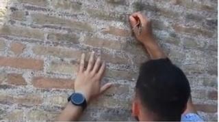 Italijanski ministri traže turistu koji je urezao imena u zid Koloseuma