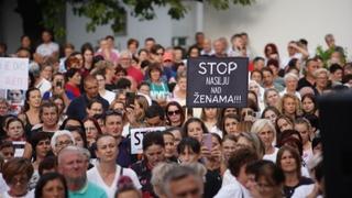 Stotine ljudi u Jablanici na protestima podrške pretučenoj Enisi Klepo: "Nasilnicima je mjesto u zatvoru"