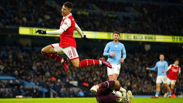 Manchester City's goalkeeper Stefan Ortega, bottom, saves on Arsenal's Gabriel Martinelli during the English FA Cup 4th round soccer match between Manchester City and Arsenal at the Etihad Stadium in Manchester - Avaz