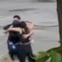 Potresan prizor obišao svijet: Troje mladih grli se u vodi do koljena prije nego što ih je odnijela